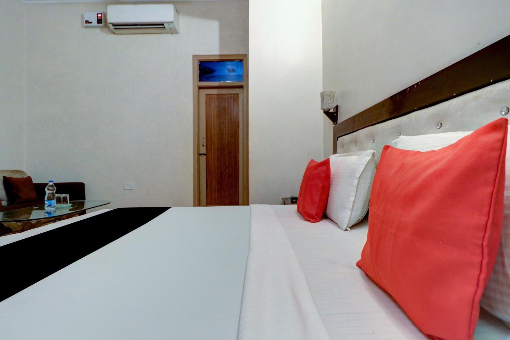 Capital O Divine Hotel Amritsar Exterior photo