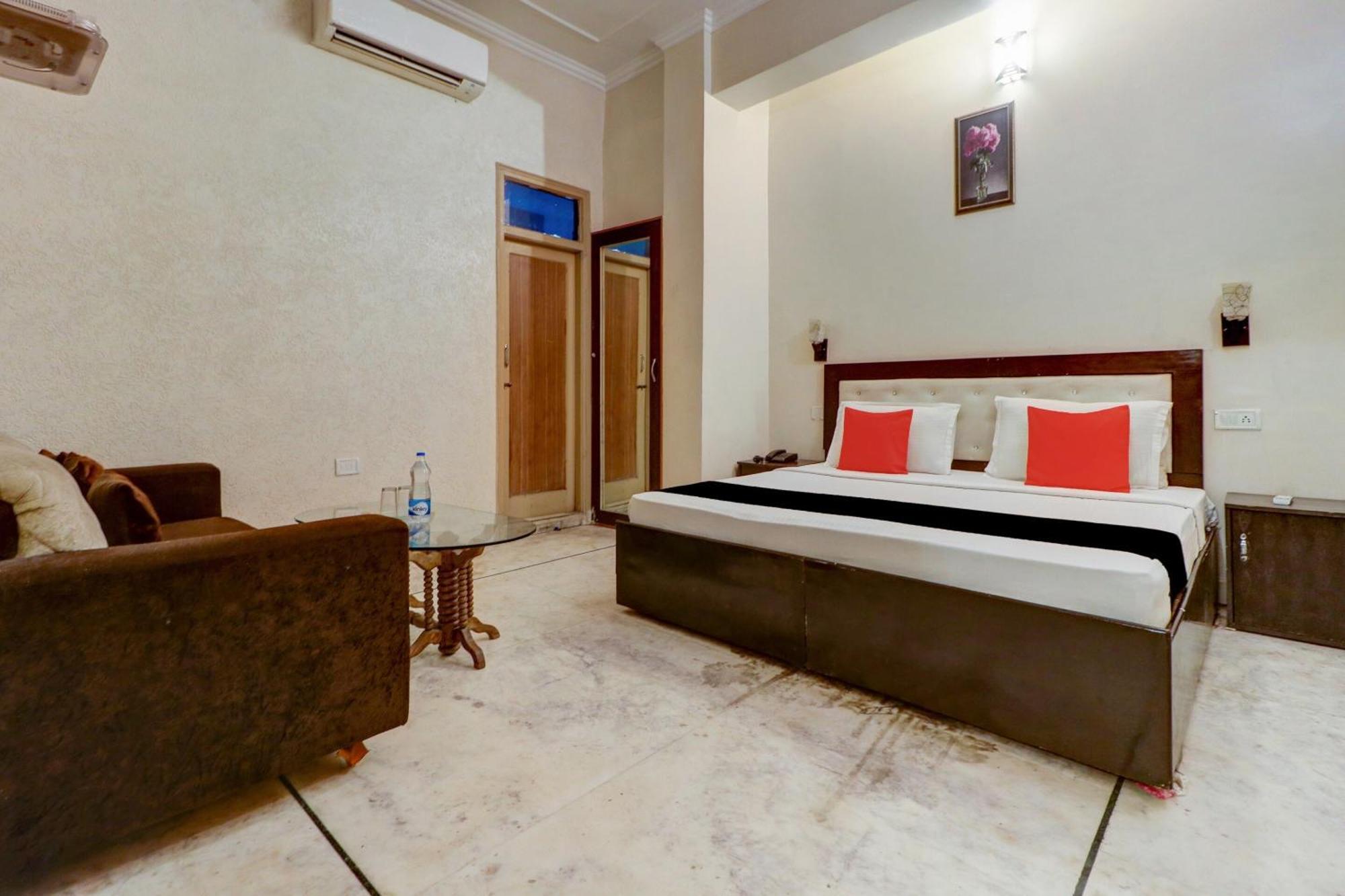 Capital O Divine Hotel Amritsar Exterior photo