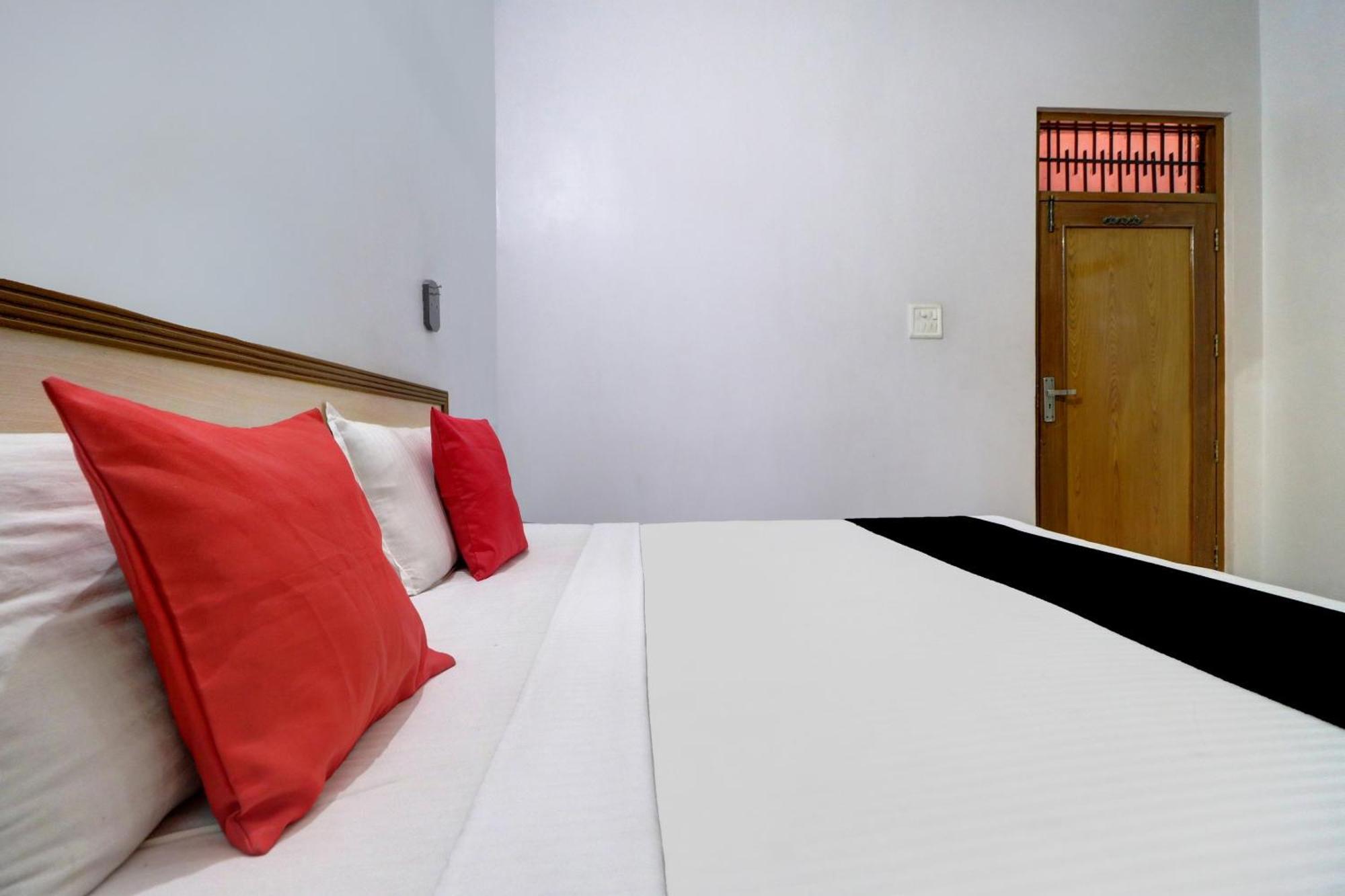 Capital O Divine Hotel Amritsar Exterior photo