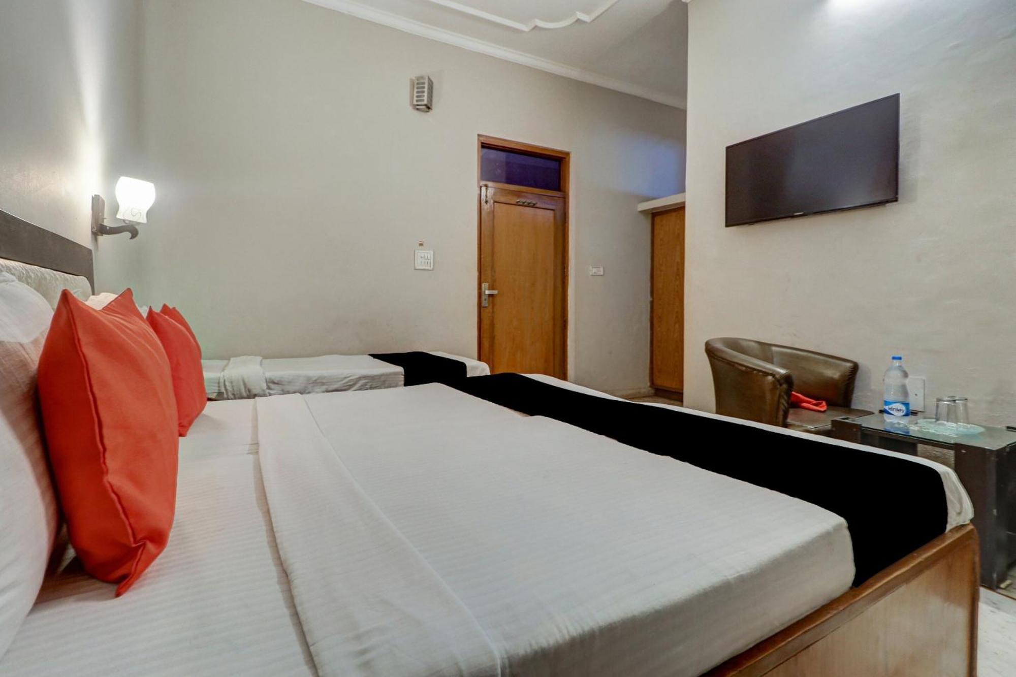 Capital O Divine Hotel Amritsar Exterior photo