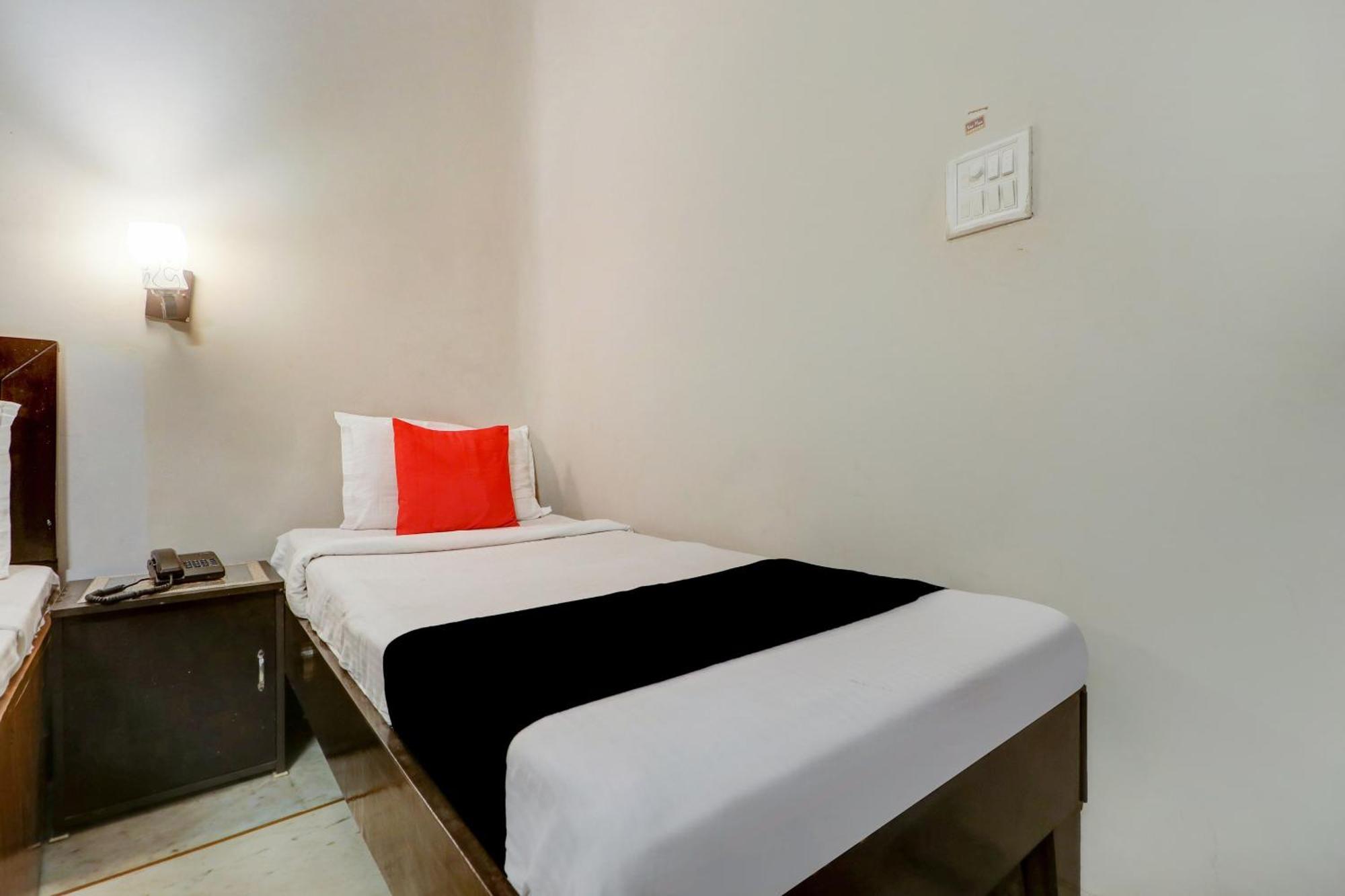 Capital O Divine Hotel Amritsar Exterior photo
