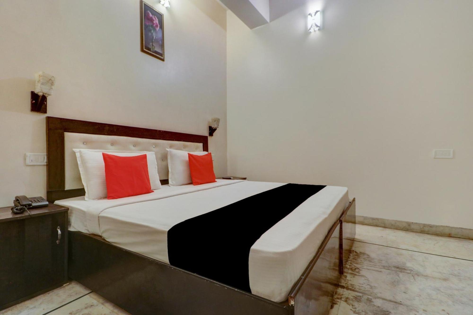 Capital O Divine Hotel Amritsar Exterior photo